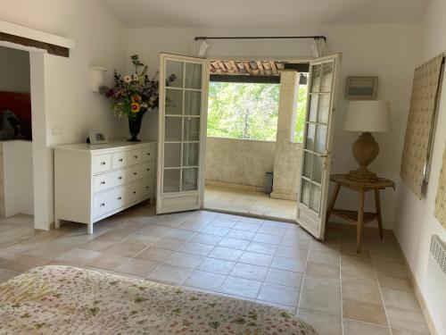une chambre avec un lit, une commode et une fenêtre dans l'établissement Villa Camino with Magnificent pool, à Vence