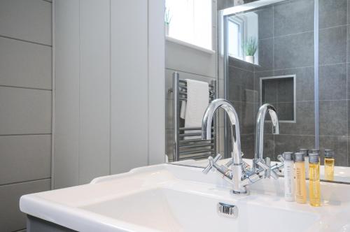 a bathroom with a sink and a mirror at 17 Meadow Retreat in Liskeard