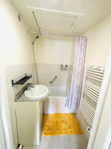 une salle de bain blanche avec un lavabo et une douche dans l'établissement Sentier Marais Bonne Nouvelle, à Paris