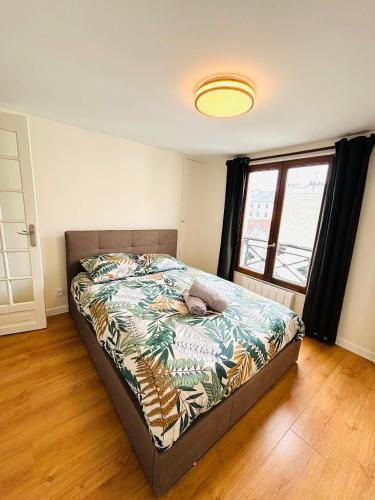 une chambre avec un lit et une fenêtre dans l'établissement Sentier Marais Bonne Nouvelle, à Paris