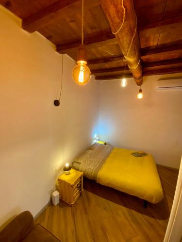 Кровать или кровати в номере Ruti's House - Monolocale con travi a vista vicino Malpensa e Milano Rho Fiera