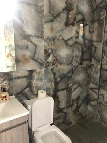 Ένα μπάνιο στο Spacious New apartment near the sea!