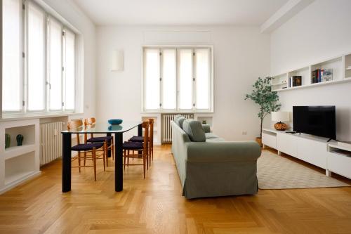 Just Urban Stays - Bright New 2BR Apartment in city Center - M2 and M4