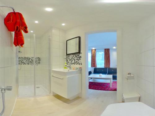 フェルデン・アム・ヴェルターゼーにあるHaus Charlieのバスルーム(シャワー、洗面台、トイレ付)