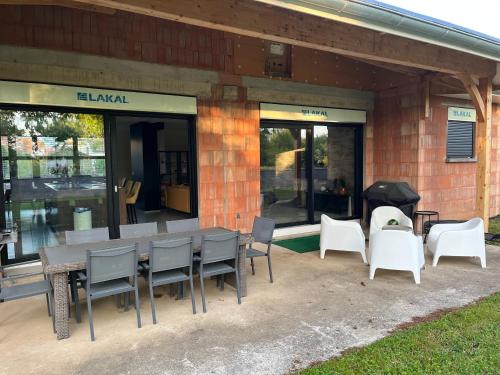 a group of chairs and tables outside of a building at Maison 21 in Zutzendorf