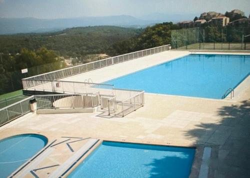 une grande piscine au sommet d'un immeuble dans l'établissement Spacieux T2 à Mougins-le-Haut, à Mougins