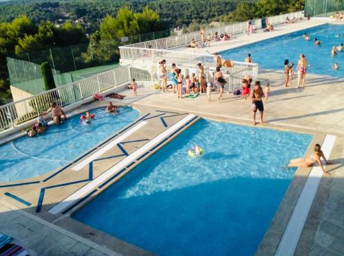 un groupe de personnes dans une piscine dans l'établissement Spacieux T2 à Mougins-le-Haut, à Mougins