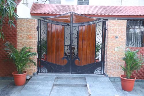 Gambar di galeri bagi Divine India Service Apartment 3Bhk,B57 Sarita Vihar,Apollo di New Delhi