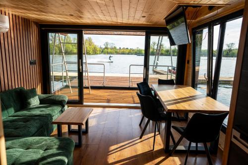 House Boat s výhledem na Wake Park