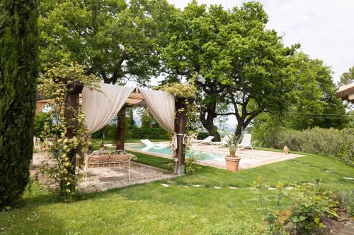 A garden outside Ca' le cerque, villa surrounded by the Marche nature