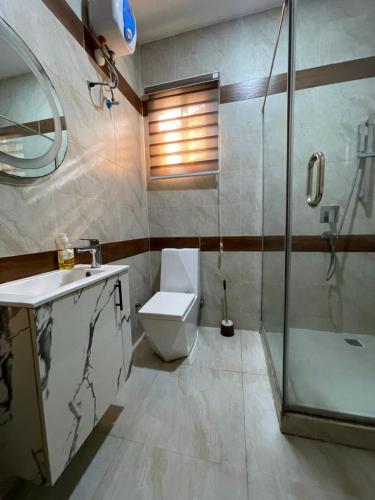 Bilik mandi di Stylish and cozy 2 bedroom Apartment in Lekki