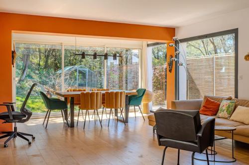 un salon avec une table, des chaises et un canapé dans l'établissement Villa Valeze - Bali pool with Pic-Saint-Loup view, à Prades-le-Lez
