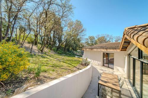 Cette maison offre une vue sur la cour. dans l'établissement Villa Valeze - Bali pool with Pic-Saint-Loup view, à Prades-le-Lez