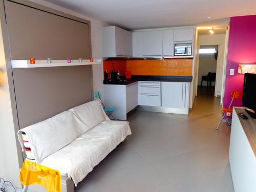 un salon avec un canapé blanc et une cuisine dans l'établissement Appartement CRAZY - Port Ambonne PA335 - 2 personnes, au Cap d'Agde