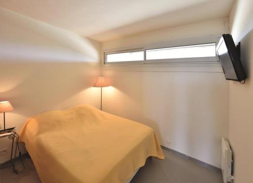 une chambre avec un lit, une fenêtre et une télévision dans l'établissement Appartement CRAZY - Port Ambonne PA335 - 2 personnes, au Cap d'Agde