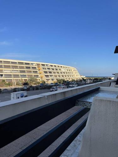 une vue d'un bâtiment et d'une route avec un bâtiment dans l'établissement Studio Port Nature PN70 - 2 personnes, au Cap d'Agde