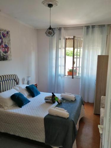 a bedroom with two beds with towels and a window at A Casa Do Viso Do Chirin in Ponteareas