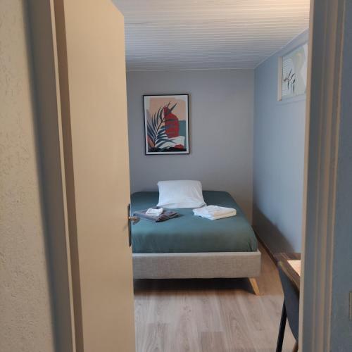 une petite chambre avec un lit dans une pièce dans l'établissement Chez Cédric, à Annecy