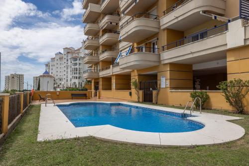AR20 Stunning two-bed with sea views