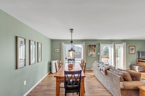 un salon avec une table et un canapé dans l'établissement 18N - Cozy & Scenic Mountain Retreat, à North Creek