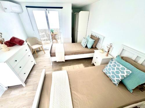 Habitación pequeña con 1 cama y 1 dormitorio en Casa Caladero, en El Golfo