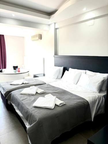 een slaapkamer met een bed met handdoeken erop bij Apartment wıth jacuzzı and pool 10 mınutes from the DeadSea in Fethiye