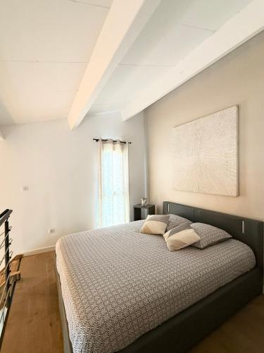 une chambre avec un lit avec deux oreillers dessus dans l'établissement FREJUS - Appartement 4 personnes - Piscine, à Fréjus