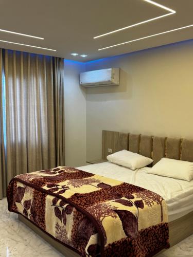 Cama o camas de una habitación en Comfy 3-Bedrooms duplex Furnished Apartment in Cairo Sheraton airport