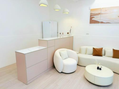 a white room with a white vanity and a white chair at You Rou De Di Fang in Huxi