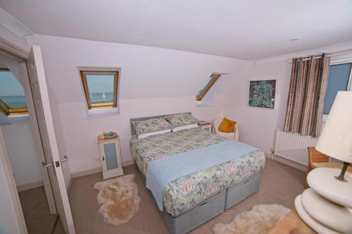 Ένα ή περισσότερα κρεβάτια σε δωμάτιο στο Fort Victoria Cottages - Seafarers
