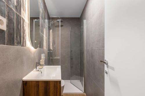 een badkamer met een wastafel en een douche bij Luxury and emblematic apartment in Murcia