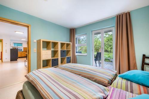 sypialnia z dużym łóżkiem i oknem w obiekcie Ferienwohnungen Kätzlehaus w mieście Meßstetten