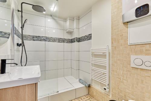 une salle de bain avec douche et lavabo dans l'établissement Rent a Room - Cosy 2BDR, à Paris
