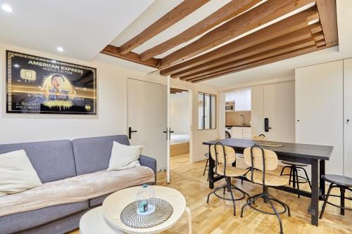 un salon avec un canapé et une table dans l'établissement Rent a Room - Cosy 2BDR, à Paris