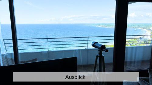 a camera on a tripod looking out at the ocean at Baltic Sea Deck 29 mit Meerblick in Timmendorfer Strand