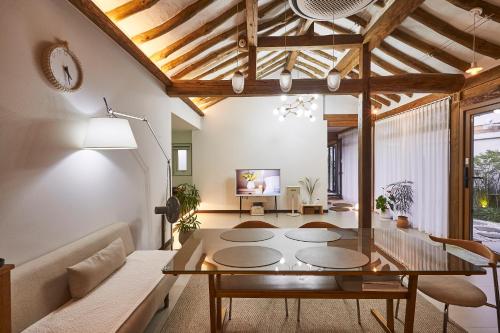 una sala de estar con una mesa y un sofá en Suncheon 20 days hanok private stay, en Suncheon