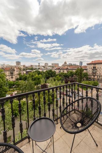 a balcony with chairs and a view of a city at Idea Design Apart-Hotel Prorizna in Kyiv