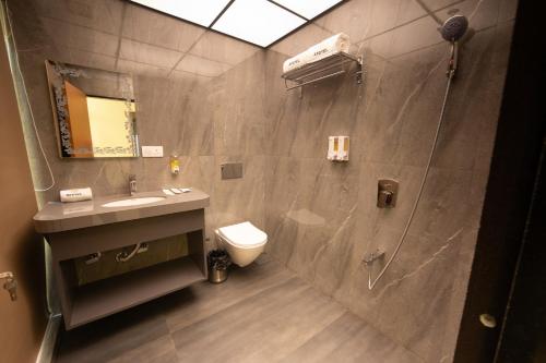 Ένα μπάνιο στο Hotel Afotel Mumbai-Near International Airport