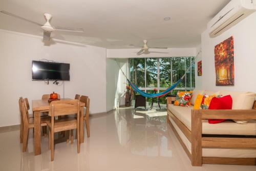 a living room with a couch and a table at Magico Apartamento Frente al Mar 2 Habitaciones B11B in Coveñitas