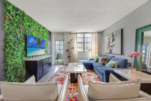 Ruang duduk di Beachfront Oasis in Sunny Isles 4BR, Pool & Tennis