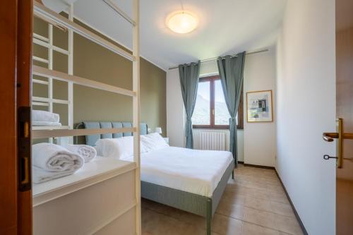 Oliveto LarioにあるCasa Onno con Vista Lago by Wonderful Italyの二段ベッド2台と窓のある寝室