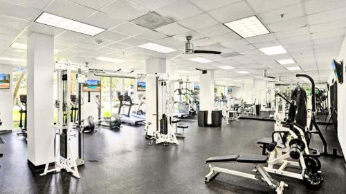 Pusat kecergasan dan/atau kemudahan kecergasan di Beachfront Oasis in Sunny Isles 4BR, Pool & Tennis