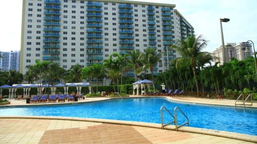 Kolam renang di atau dekat dengan Beachfront Oasis in Sunny Isles 4BR, Pool & Tennis
