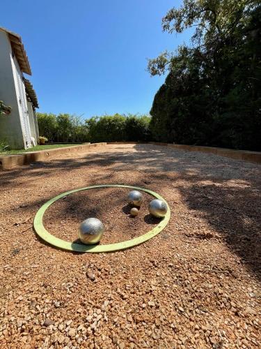 two balls in a circle on the ground at Villa provençale Golfe St Tropez climatisée piscine chauffée, Spa, billard, Wifi haut débit pro in Gassin