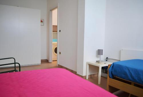 een slaapkamer met een bed en een tafel met een lamp bij Pt63 Casa a T dell Orso con veranda in Melendugno