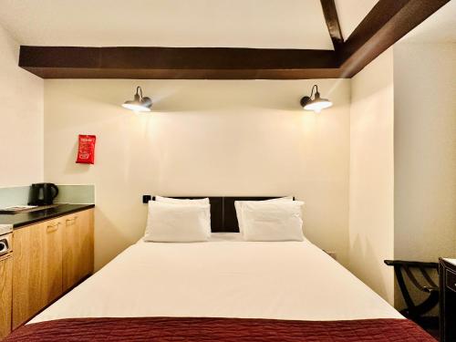 Katil atau katil-katil dalam bilik di The Royale Chulan Hyde Park Hotel