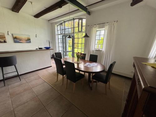 a kitchen and dining room with a table and chairs at Ferienwohnung 04 Hochdorfer Garten in Tating