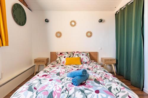 - une chambre avec un lit avec un animal farci bleu dans l'établissement Les Toits de Roquelaine - Bright & cozy studio, à Toulouse