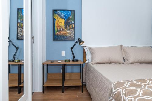 Un dormitorio con una cama y una mesa con una lámpara. en Guaja 745 - Apartamento Bento, en Belo Horizonte