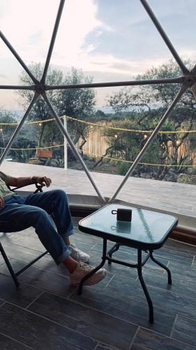 Μπαλκόνι ή βεράντα στο El Gato Glamping con vista a prismas basálticos